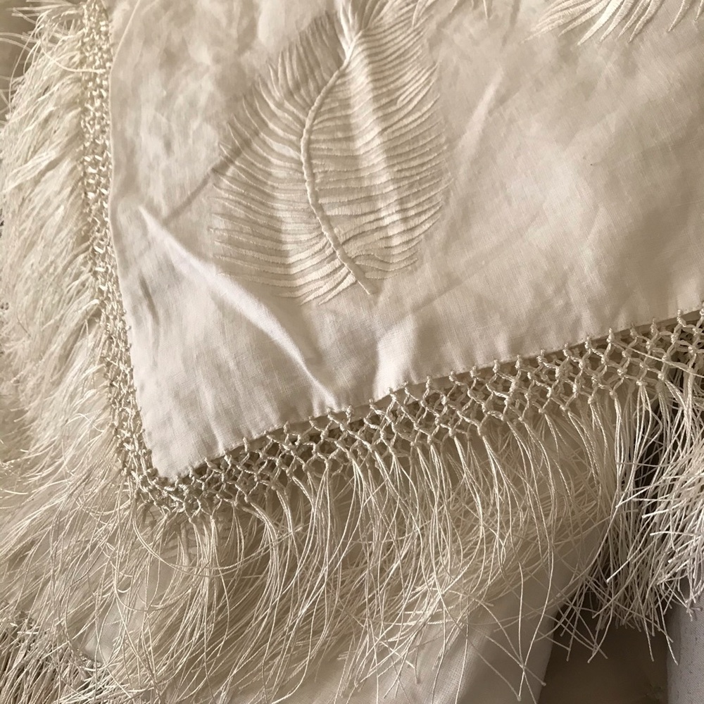 Linen throw w fringes